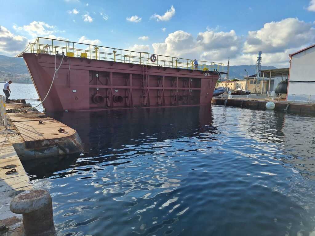RIPRISTINATA LA BARCAPORTA GP30: L&rsquo;ARSENALE MILITARE DI MESSINA PU&Ograve; TORNARE A UTILIZZARE IL BACINO - 3